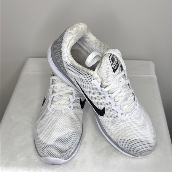 NIKE Training WOMEN White and Gray Sneakers SIZE 7.5 IN SEASON TR6 - Picture 1 of 13